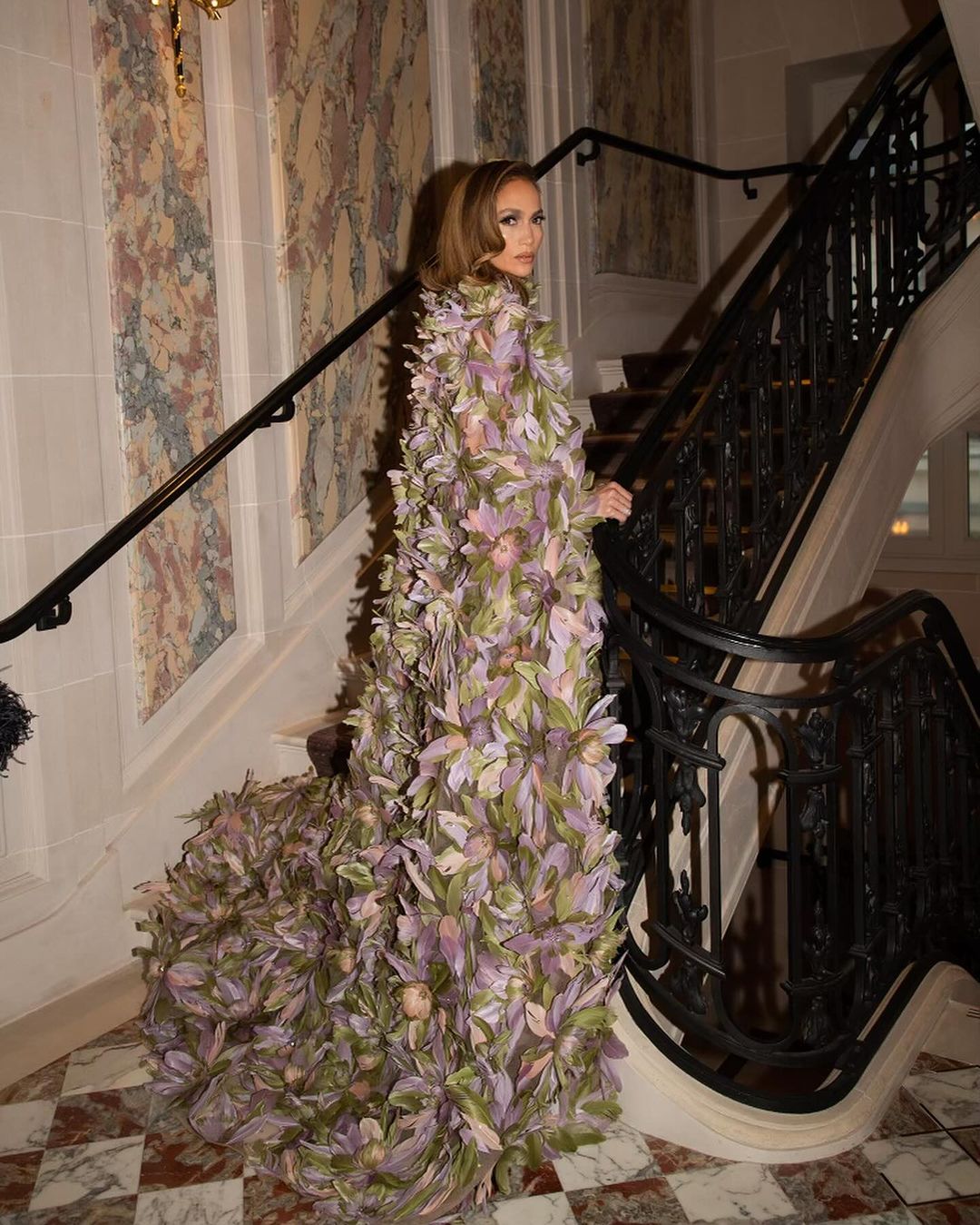 Jennifer Lopez Steals The Spotlight In A Daring Bust-flattering Dress ...